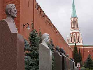  Кремль:  Москва:  Россия:  
 
 Некрополь у Кремлёвской стены